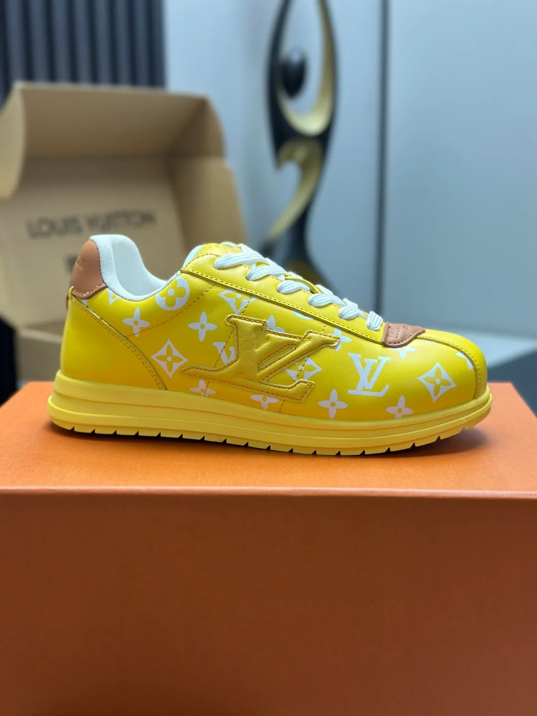 👟👟Ex-factory price 680👟👟 Full set of packaging with airplane box💰Top version LV-Louis Vuitton-classic catwalk new style 1:1 development replica of the original version! ! The upper foot is very comfortable. It is made of luxurious materials and fine workmanship. The midsole is printed with English letters "Made in Europe". The upper is made of calfskin imported from Italy. The side is decorated with the brand's LOGO and signature. The latest latex foot pads and mesh lining make the foot feel super comfortable. The original two-color TPU combination outsole is specially provided by the original factory. Bag technology Goodyear stitched edges Fabric: Exclusive customized first-layer cowhide Accessories: Exclusive private model Vuitton logo, lining: Customized silk mesh lining - first-layer silk cowhide lining Outsole: TPU combination outsole wear-resistant, non-slip and anti-yellowing Foot pads: new latex pads-mesh sweat-absorbent Counter technology: fully computerized sewing machine wire drawing Toe box back cover Hot and cold shaping Full set of pull-top lasts with medium and low logo patterns Special counter packaging - shoelaces, certificate, card, instructions, certificate of quality, dust bag, the most complete packaging on the entire network, women's 35-40 men's 38-46 (38/46 customized, non-refundable! GD9916